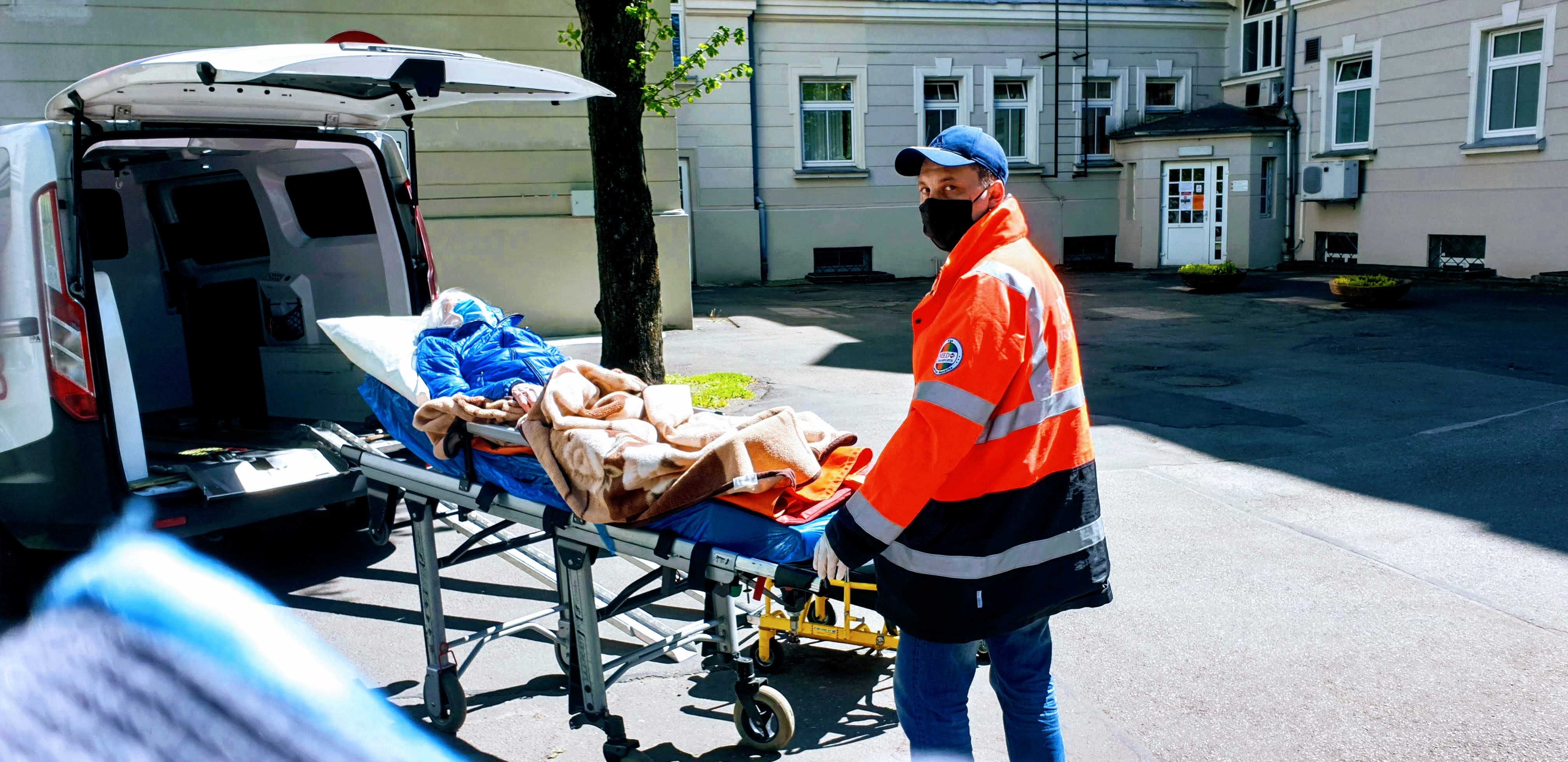 Достака людей в Социальные центры, дом престарелых и пансионат